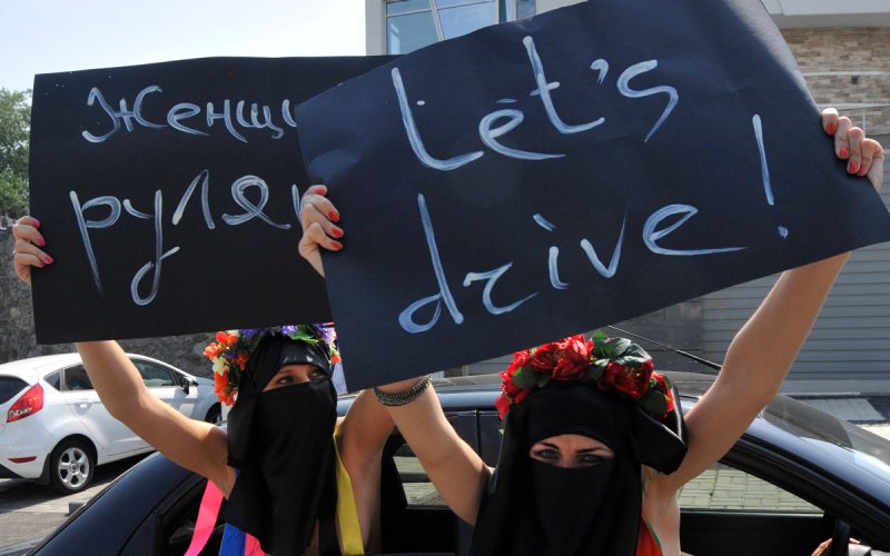 The picture gives a past look on the protest upon women rights of driving, which they have now gained from their protest and support. 