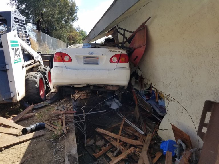 Corona+Mans+Car+Goes+Off+Freeway+and+Crashes+into+House+in+Temecula