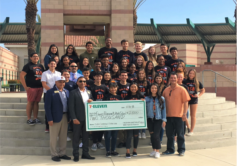 The student body of ERHS ASB all gathered around the check gifted by Vino Sagar. 