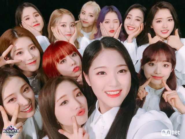 All+12+members+of+LOONA+taking+a+backstage+selca.+%28creds%3A+MC+Count+DOWN%29
