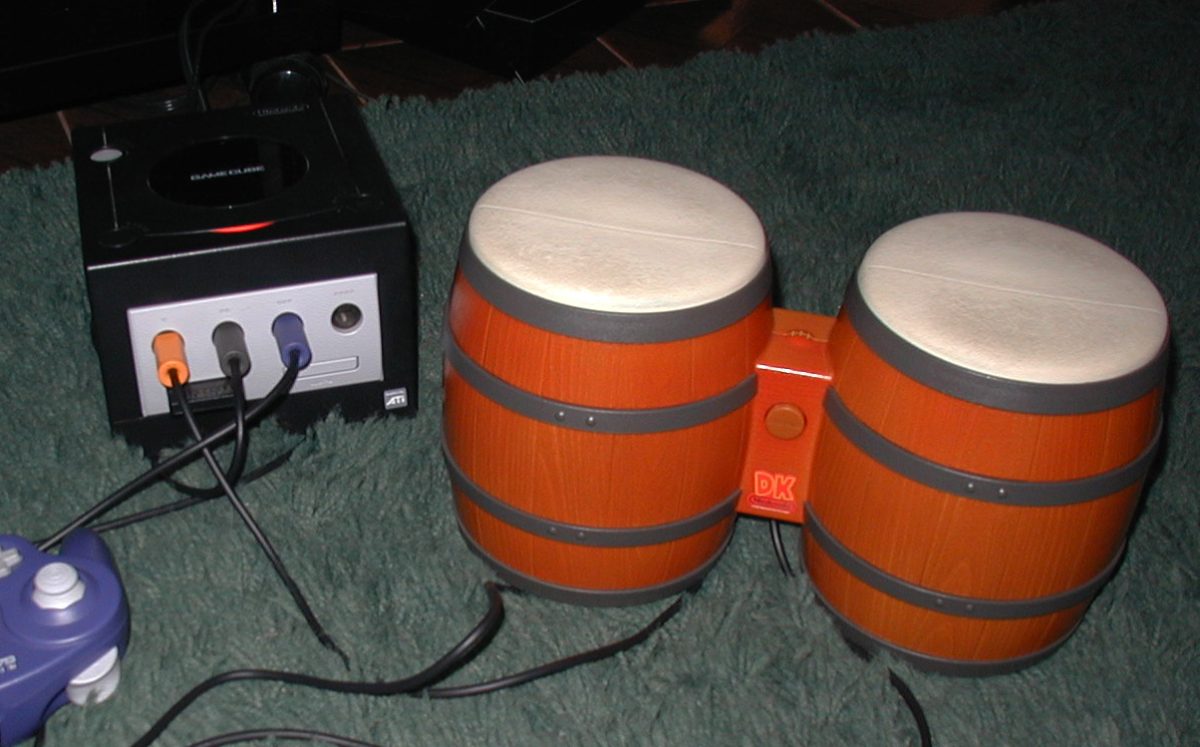English: A Donkey Konga controller conected to a Gamecube console.
